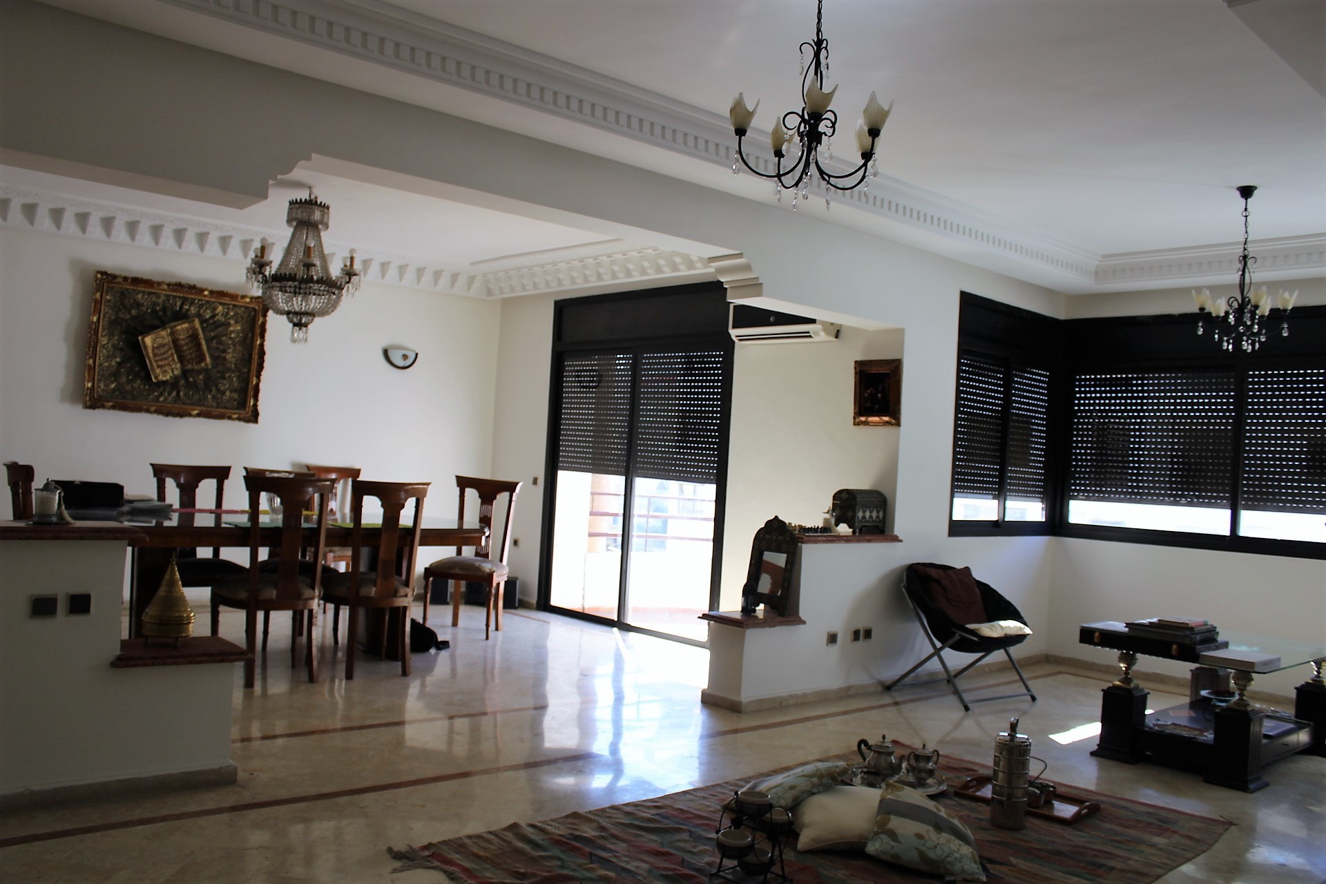 Casablanca, racine à louer vaste et confortable appartement de 210 M2 avec terrasse protégée privée.