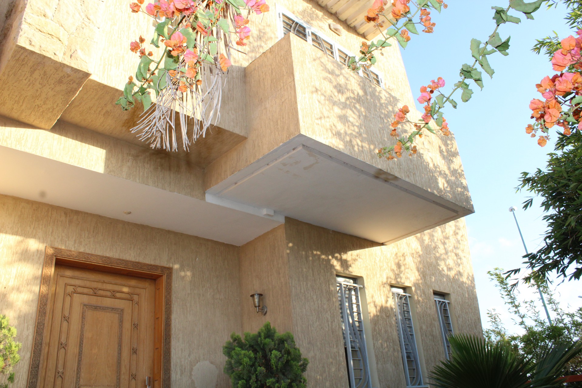 Maroc, Bouscoura, à acheter maison individuelle d’angle très bien exposée avec jardin paysager implantée sur un terrain de 430 M2
