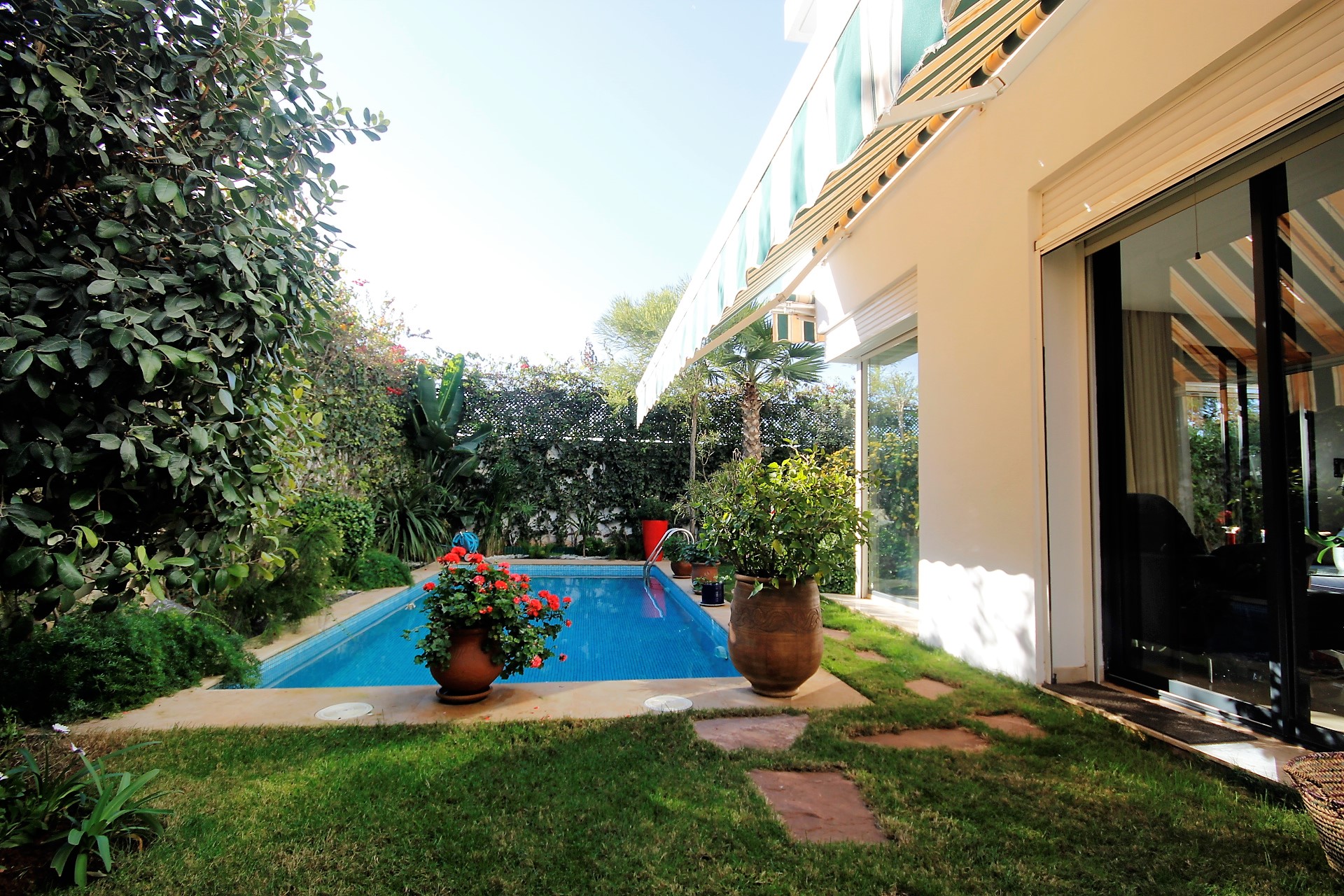 Maroc, Darbouazza, à vendre villa en parfait état très bien insonorisée et isolée de 318 m² habitable avec jardin paysager à seulement 10  minutes du Morocco Mall et 900 mètres de la plage.