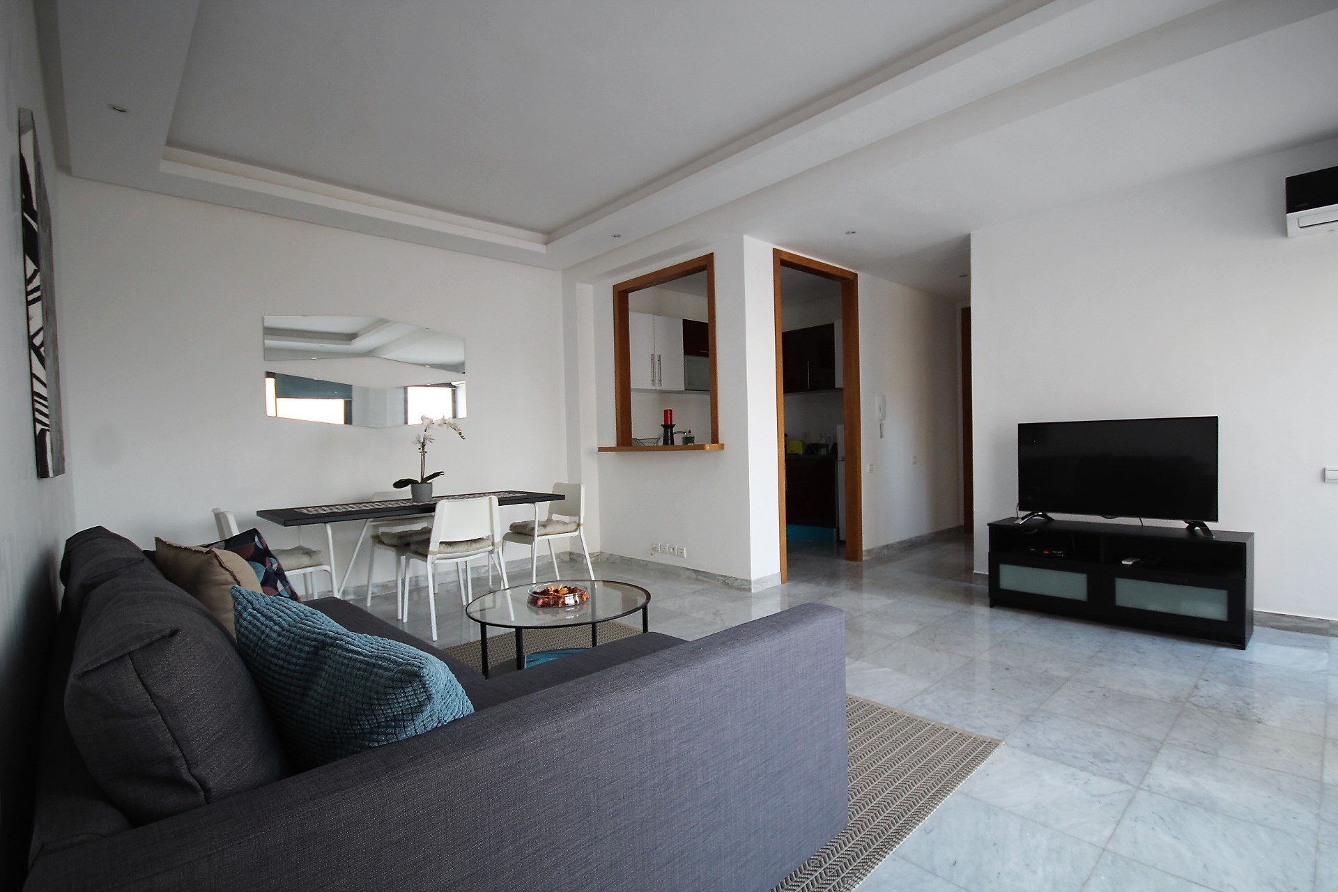 Maroc, Casablanca, Maarif, à louer  lumineux appartements meublés neuf en étage élevé avec terrasse tournante