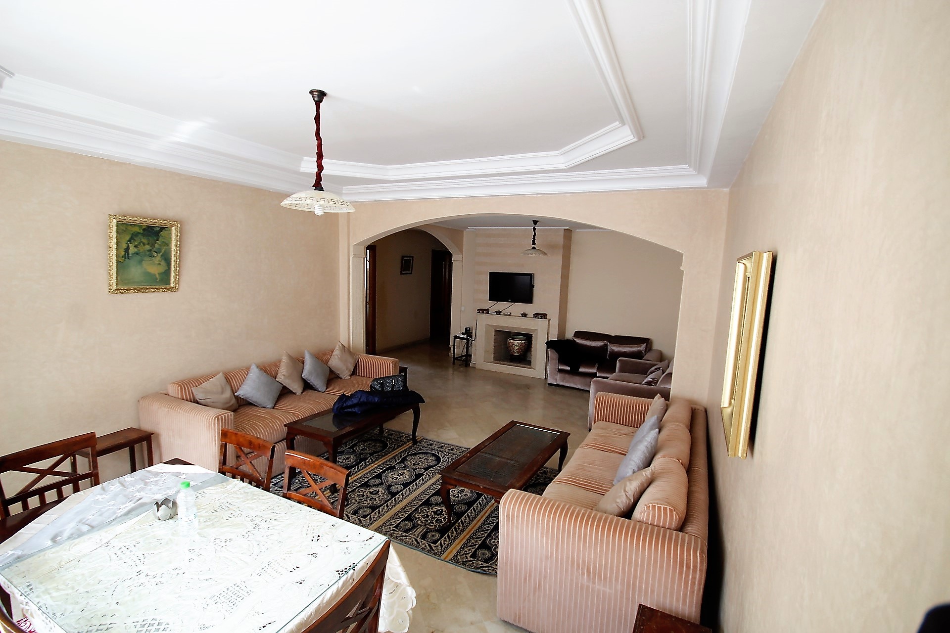 Maroc, Casablanca, Racine sur triangle d’or, à louer Vaste appartement (environ 132 m²) calme meublé de 2 chambres avec petite terrasse