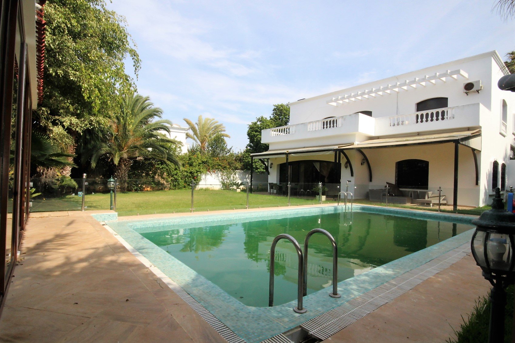 Maroc, Casablanca, Californie, à deux pas de l’école américaine, à louer vaste villa (500 m² habitable) tout confort avec piscine