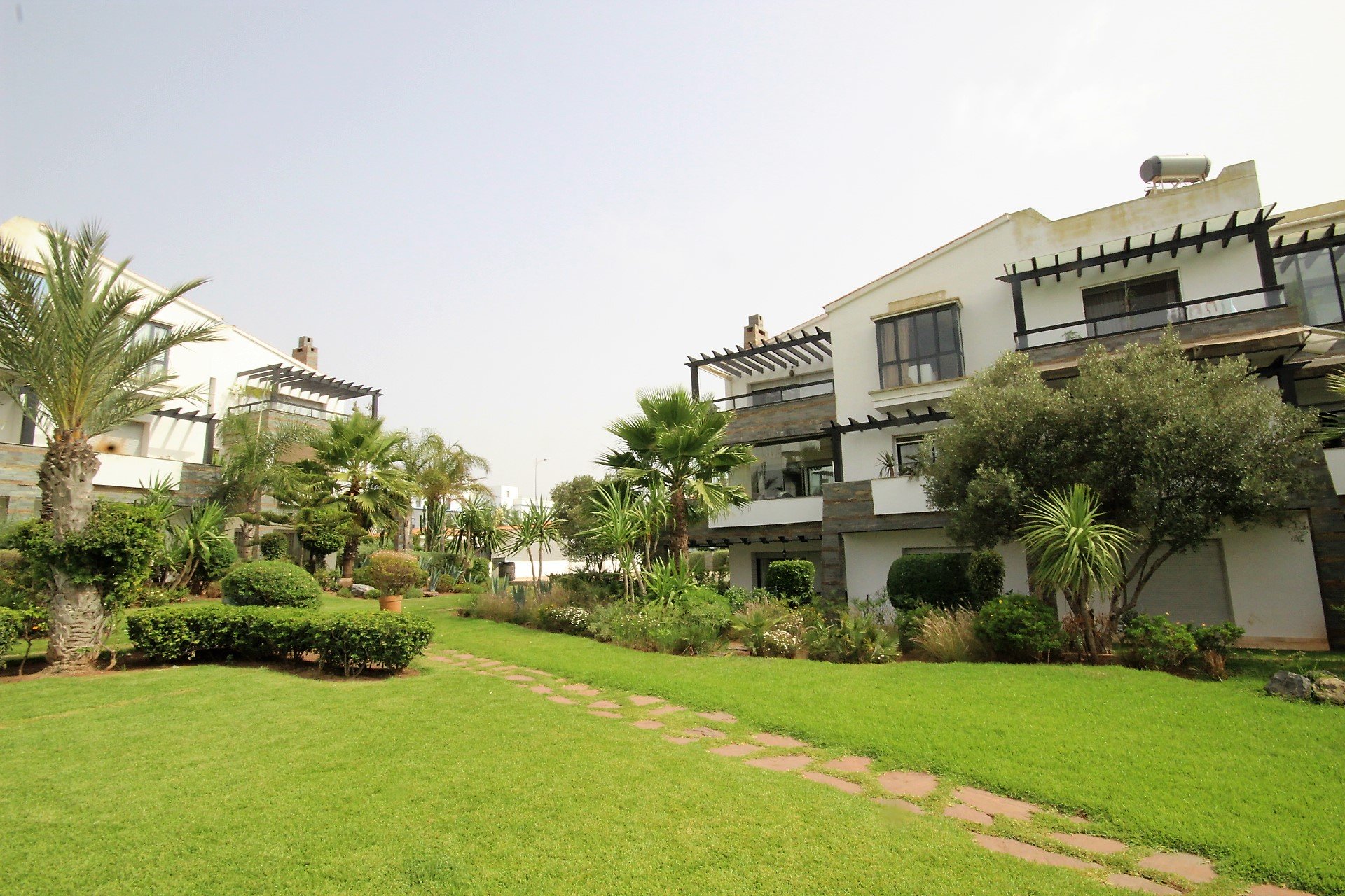 Maroc, Bouscoura (15 km de casa centre) loue mieux et moins cher qu’une Villa !      A louer confortable Appartement en Rez de jardin de 398 m²