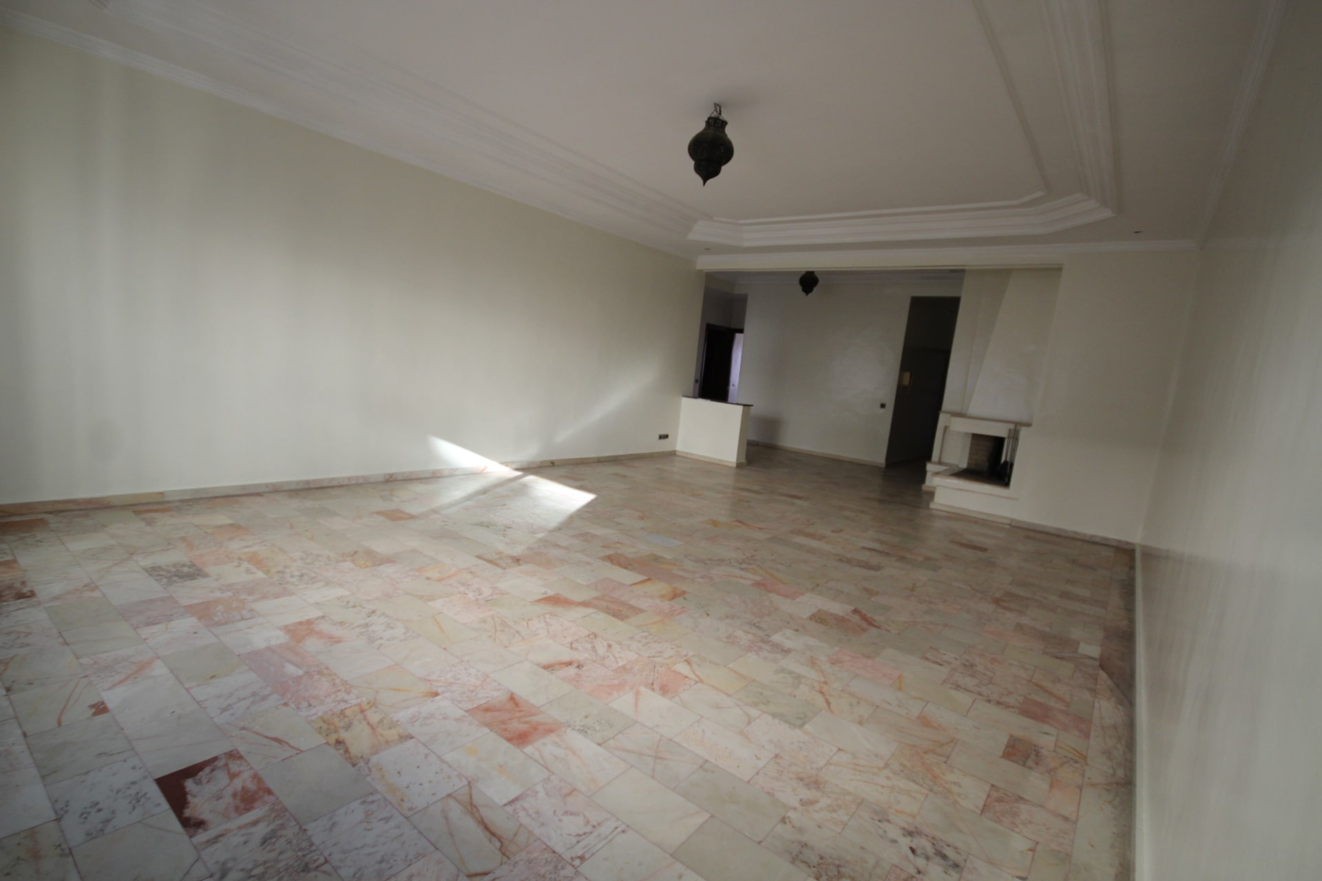 secteur Abdelmoumen à louer vaste appartement 3 chambres de 160 m² (proche des banques)