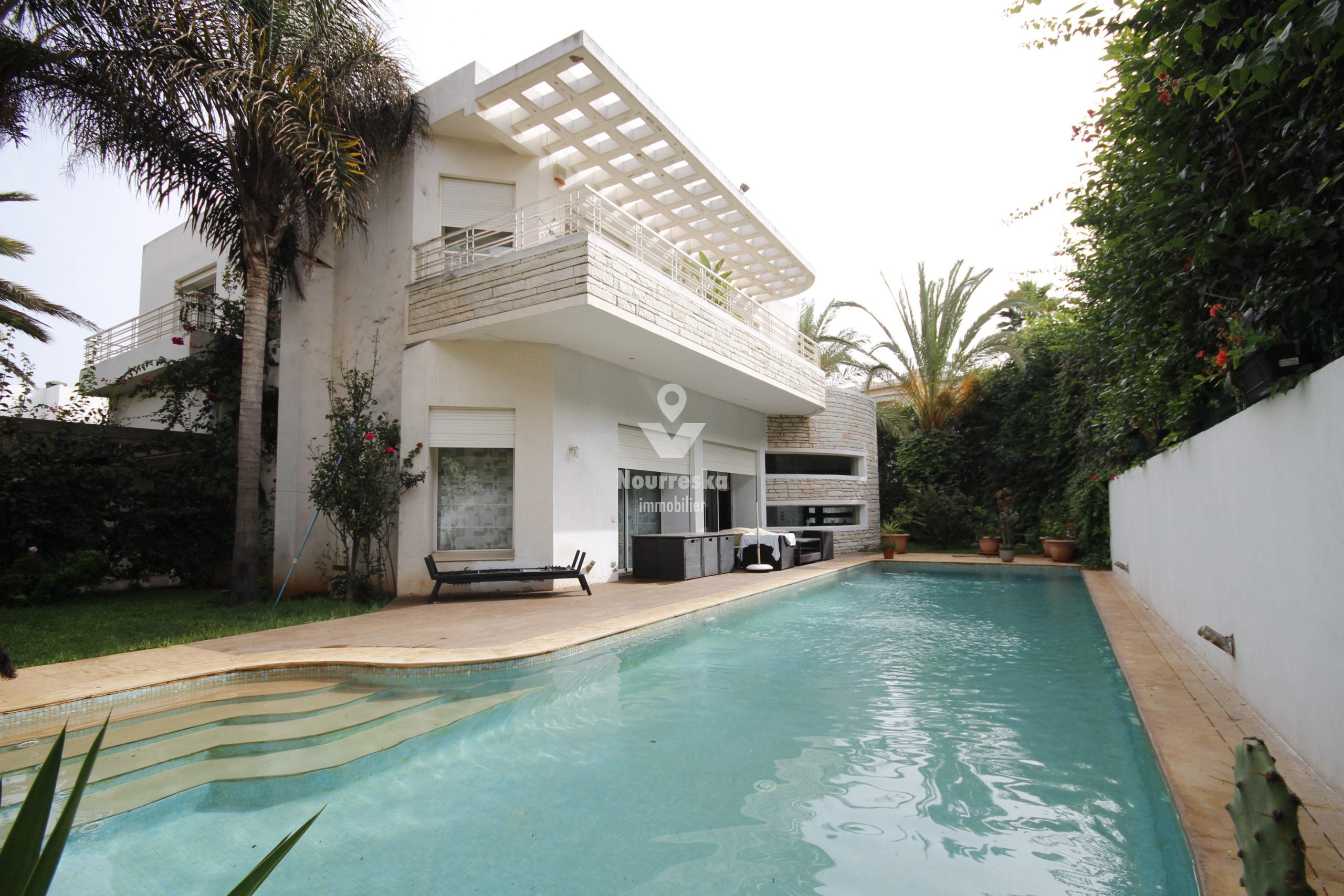 A Acheter Ain Diab Villa d’Architecte d’angle 550 m² Habitable + Piscine